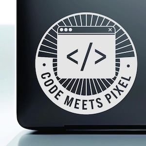 Könnte beinhalten: Ein weißer Aufkleber mit dem Text "CODE MEETS PIXEL" in einem kreisförmigen Design. Der Aufkleber zeigt ein Computersymbol und ein Fenstersymbol. Der Aufkleber ist auf einem schwarzen Laptop angebracht.