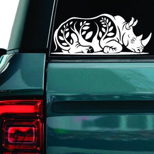 Sticker neushoorn bloemen, sticker neushoorn, sticker magische neushoorn, sticker mythische neushoorn in bloemen, sticker autoruit boho dieren in het wild