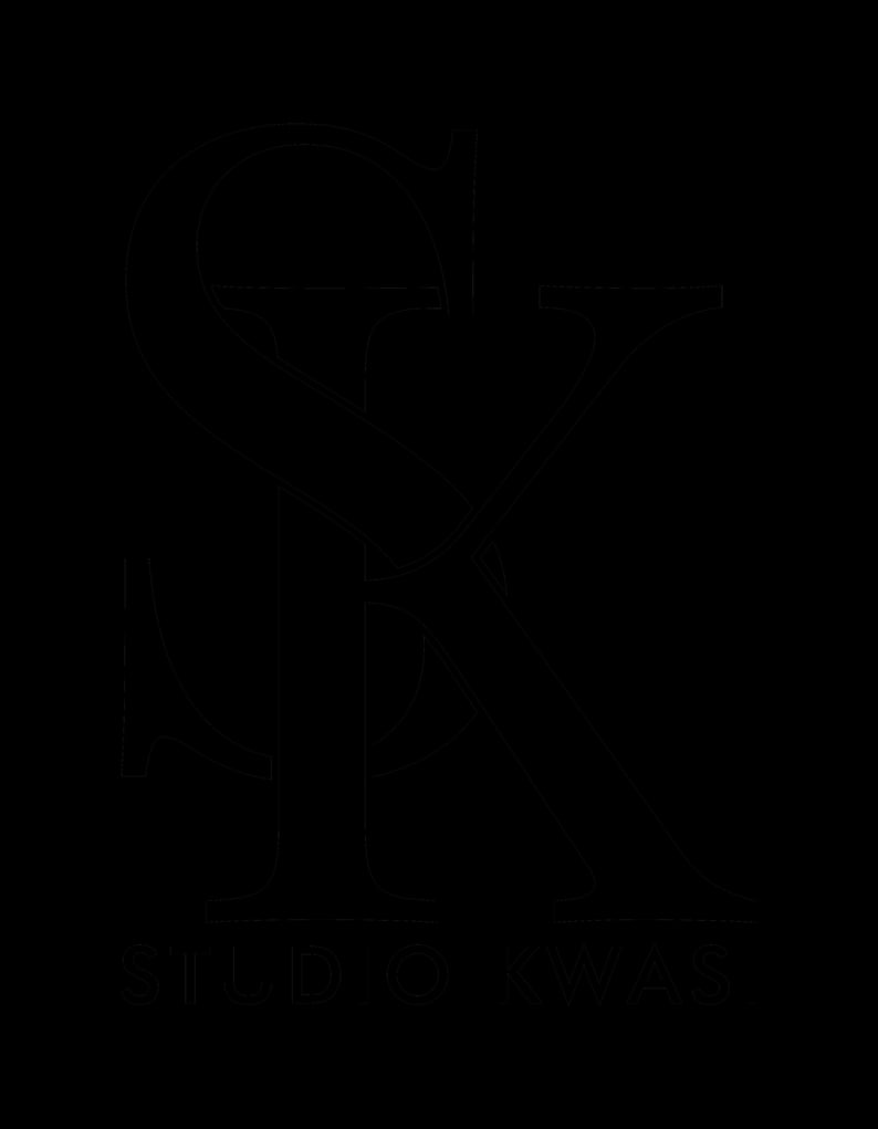 Op de afbeelding: Zwarte achtergrond met de witte tekst "SK" in een gestileerd lettertype, met de woorden "STUDIO KWAS" eronder. De letters zijn omlijnd en het algehele ontwerp is minimalistisch.