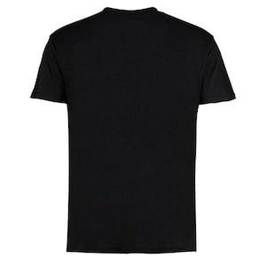 Könnte beinhalten: Ein einfarbiges, schwarzes T-Shirt mit kurzen Ärmeln. Es hat einen Rundhalsausschnitt und ein klassisches Design. Der Stoff scheint weich und bequem zu sein, geeignet für den Alltag. Ein vielseitiges Kleidungsstück.