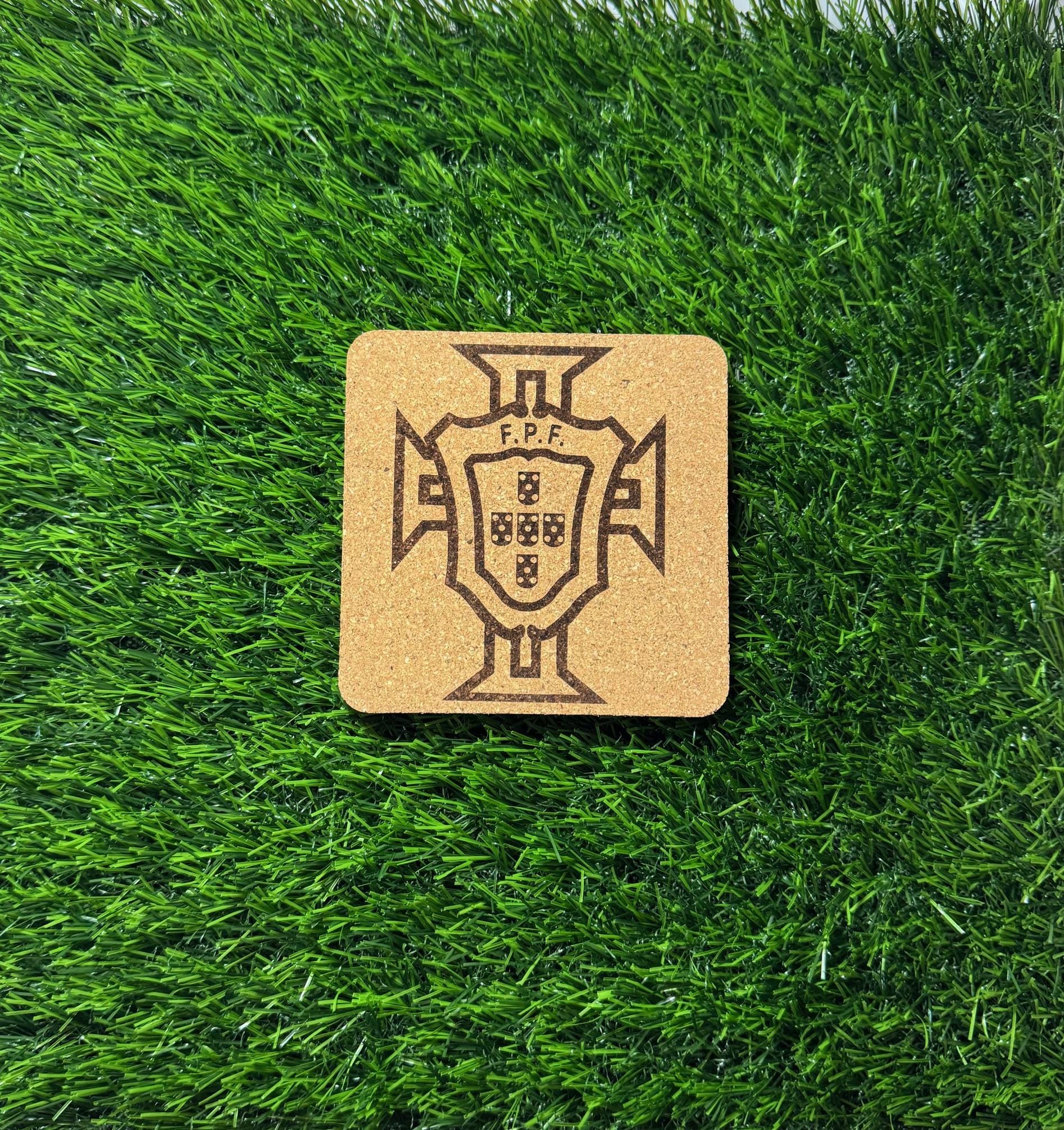 Kurkonderzetters van het Portugese nationale elftal – Voetbalonderzetters met FPF-logo – Portugal voetbalcadeau – Milieuvriendelijke bardecoratie