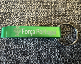 Sleutelhanger flesopener voetbalteams Portugal – lasergegraveerd voor fans van Sporting, FC Porto, Benfica en het nationale team