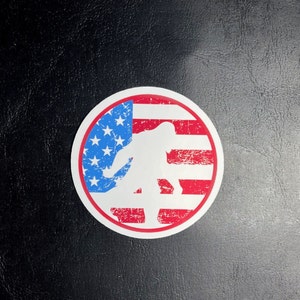 Sasquatch Bigfüße amerikanische Flagge Aufkleber 3.5"