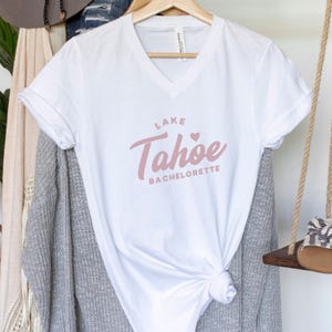 Maglietta con scollo a V e scritta &quot;Lake Bachelorette&quot; per addio al nubilato a Lake Tahoe, personalizzata, per festa di nozze, damigella d&#39;onore, unisex, per Camp Bachelor Lake Nevada
