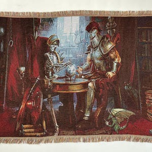 Può includere: Una coperta arazzo tessuta raffigurante una scena fantasy con uno scheletro e un cavaliere in armatura seduti a un tavolo. L'opera d'arte include un drago, libri e un globo. La coperta ha un bordo sfrangiato ed è principalmente rossa, marrone e beige.