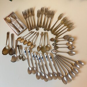 Vintage silverpläterade souvenirteskedar och bestick för turister