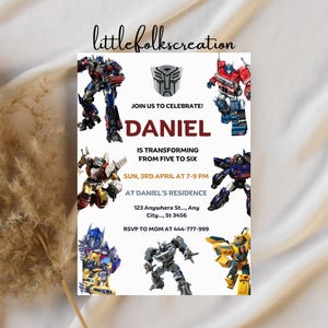 Può includere: Un invito a una festa di compleanno a tema Transformers con un'illustrazione di un robot rosso, blu e giallo. L'invito recita "Unisciti a noi per festeggiare! Daniel si sta trasformando da cinque a sei. Dom, 3 aprile dalle 19:00 alle 21:00. Alla residenza di Daniel 123 Anywhere St..., Any City..., St 3456. RSVP a mamma al 444-777-999."