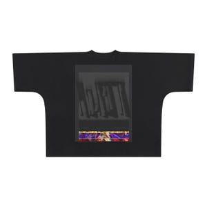 Pode incluir: Camiseta preta oversized com uma estampa gráfica de uma imagem desfocada de um quarto com uma janela e uma borda estampada.