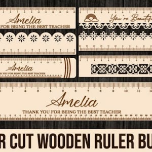 Op de afbeelding: Lasergesneden houten liniaalbundel met diverse ontwerpen. Bevat linialen met de naam "Amelia" en de tekst "THANK YOU FOR BEING THE BEST TEACHER". Sommige linialen hebben decoratieve uitsparingen en de tekst "You're Beautiful."