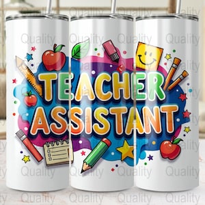 Può includere: Un bicchiere bianco con un design colorato che presenta le parole "TEACHER ASSISTANT" circondate da materiale scolastico come matite, un righello, un quaderno e una mela rossa.