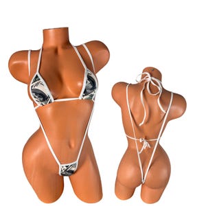 Minimalt täckande bikini med pengatryck – mikrotriangeltopp och v-skuren nederdel | Slingshot baddräkt i ett stycke