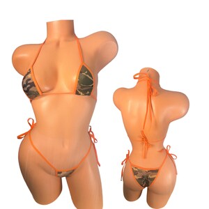 Winziger Camo Bikini mit Orangefarbener Bindung - String Tie Micro String Set | Sexy Badeanzug für Pool Party, Clubwear, Bachelorette