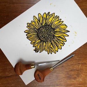 Xilogravura de girassol: arte botânica feita à mão, preto e dourado