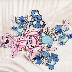 Può includere: Una collezione di toppe ricamate raffiguranti il personaggio Stitch e la sua controparte rosa. Le toppe sono in varie pose e colori, tra cui blu, rosa e bianco, con cuciture dettagliate e un bordo bianco. Queste toppe sono ideali per decorare abbigliamento o accessori.
