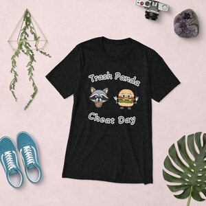 Clock Day Kurzarm T-Shirt, Waschbär Treffen Beef Patty Cartoon Illustration