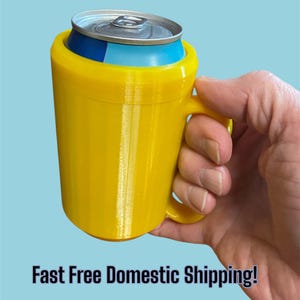 K&ouml;nnte beinhalten: Ein leuchtend gelber Getr&auml;nkek&uuml;hler mit Griff, der eine blau-silberne Dose h&auml;lt. Der K&uuml;hler ist zylindrisch mit einem Griff. Der Text "Fast Free Domestic Shipping!" befindet sich unten.