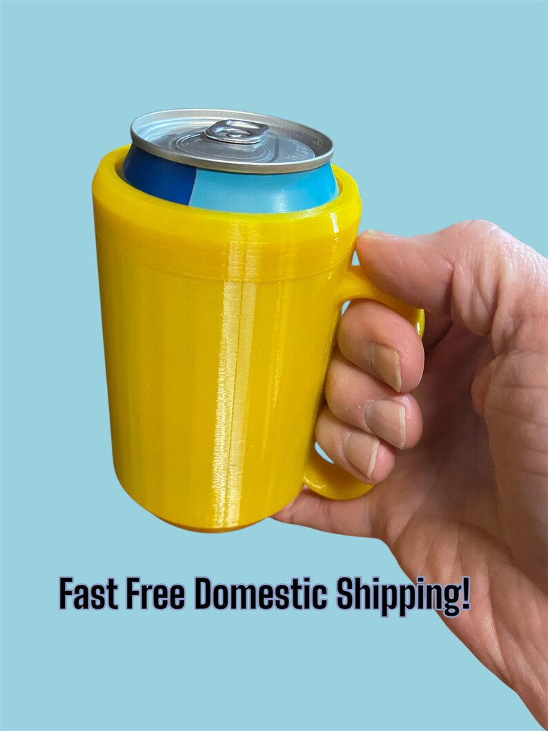 K&ouml;nnte beinhalten: Ein leuchtend gelber Getr&auml;nkek&uuml;hler mit Griff, der eine blau-silberne Dose h&auml;lt. Der K&uuml;hler ist zylindrisch mit einem Griff. Der Text "Fast Free Domestic Shipping!" befindet sich unten.