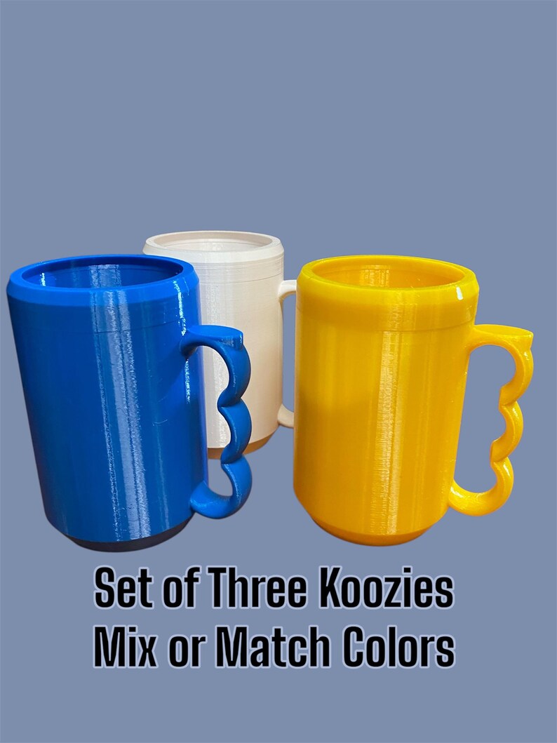 K&ouml;nnte beinhalten: Drei farbige Getr&auml;nkek&uuml;hler in Blau, Wei&szlig; und Gelb, jeweils mit einem einzigartigen Griffdesign. Der Text "Set of Three Koozies Mix or Match Colors" ist darunter zu sehen. Die K&uuml;hler sind zylindrisch und scheinen aus Kunststoff zu sein.