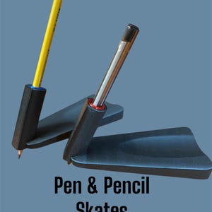 Può includere: Due pattini neri per penne e matite con una matita gialla e una penna argentata. La matita ha una gomma a strisce verdi e gialle. Il testo "Pen & Pencil Skates" è in lettere nere.