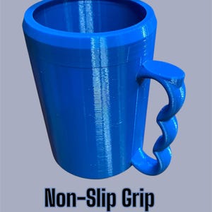 K&ouml;nnte beinhalten: Eine leuchtend blaue Tasse mit einem einzigartigen Griffdesign und dem Text "Non-Slip Grip" am Boden. Die Tasse hat eine breite &Ouml;ffnung und eine strukturierte Oberfl&auml;che. Der Griff ist f&uuml;r einen bequemen Griff konzipiert.