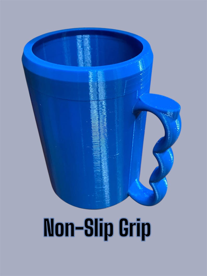 K&ouml;nnte beinhalten: Eine leuchtend blaue Tasse mit einem einzigartigen Griffdesign und dem Text "Non-Slip Grip" am Boden. Die Tasse hat eine breite &Ouml;ffnung und eine strukturierte Oberfl&auml;che. Der Griff ist f&uuml;r einen bequemen Griff konzipiert.