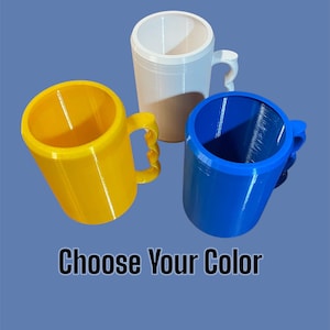 K&ouml;nnte beinhalten: Drei farbige Becher: gelb, wei&szlig; und blau, jeweils mit einem Henkel. Die Becher sind zylindrisch mit einer breiten &Ouml;ffnung. Der Text "Choose Your Color" wird darunter auf blauem Hintergrund angezeigt.