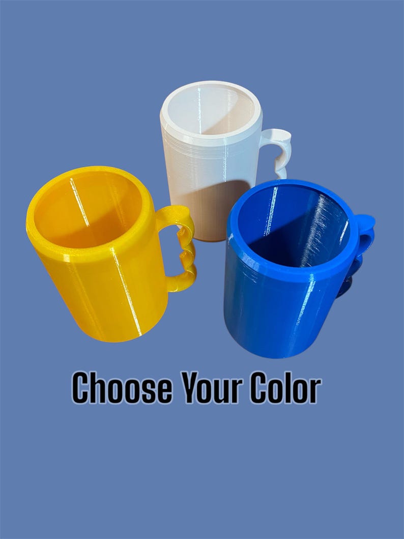 K&ouml;nnte beinhalten: Drei farbige Becher: gelb, wei&szlig; und blau, jeweils mit einem Henkel. Die Becher sind zylindrisch mit einer breiten &Ouml;ffnung. Der Text "Choose Your Color" wird darunter auf blauem Hintergrund angezeigt.