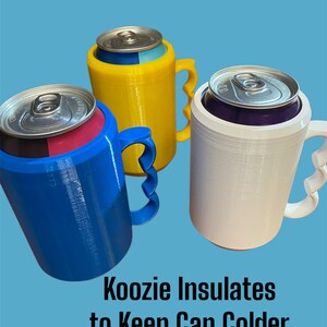 K&ouml;nnte beinhalten: Drei farbenfrohe Getr&auml;nkedosen-K&uuml;hler in Blau, Gelb und Wei&szlig;, die jeweils eine silberne Dose halten. Die K&uuml;hler haben ein becherartiges Design mit Griffen und den Text "Koozie Insulates to Keep Can Colder" auf blauem Hintergrund.