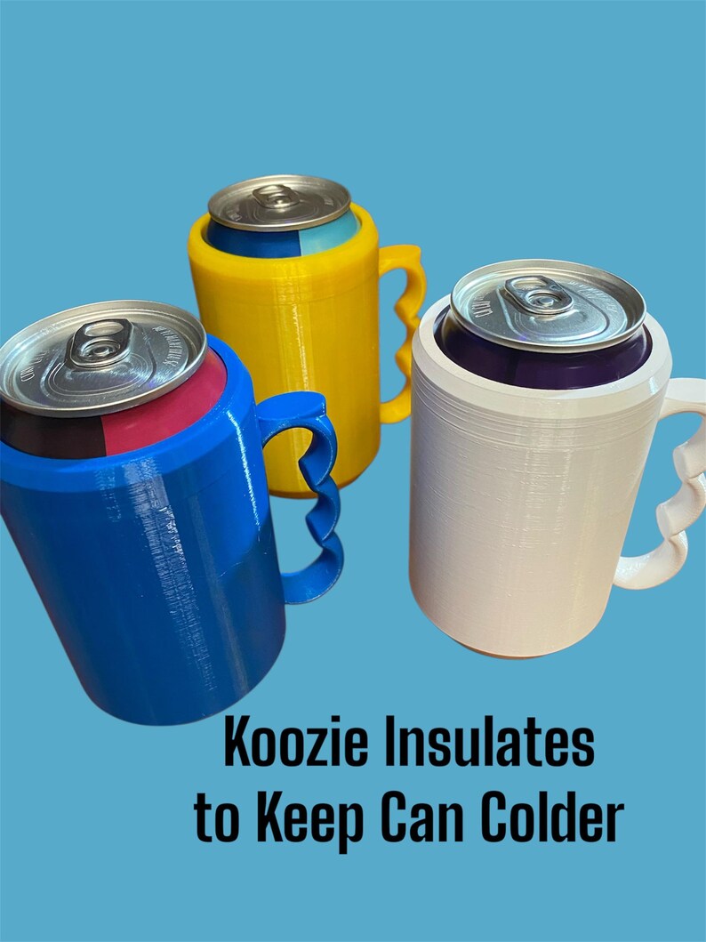 K&ouml;nnte beinhalten: Drei farbenfrohe Getr&auml;nkedosen-K&uuml;hler in Blau, Gelb und Wei&szlig;, die jeweils eine silberne Dose halten. Die K&uuml;hler haben ein becherartiges Design mit Griffen und den Text "Koozie Insulates to Keep Can Colder" auf blauem Hintergrund.
