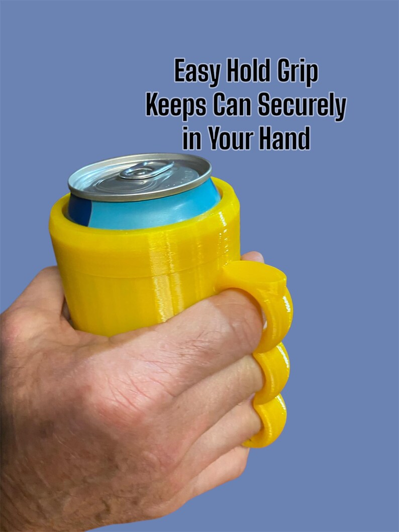 K&ouml;nnte beinhalten: Ein gelber Dosenhalter mit Griff, der eine silberne und blaue Dose h&auml;lt. Der Halter hat Fingerschlaufen f&uuml;r eine einfache Handhabung. Der Text auf dem Bild lautet: "Easy Hold Grip Keeps Can Securely in Your Hand."