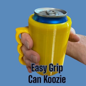 K&ouml;nnte beinhalten: Ein gelber Easy Grip Can Koozie h&auml;lt eine blau-silberne Dose. Der K&uuml;hler hat einen Griff mit Fingerrillen. Der Text "Easy Grip Can Koozie" ist auf der Vorderseite des K&uuml;hlers aufgedruckt.