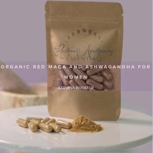 Könnte beinhalten: Ein brauner Papierbeutel mit einem Etikett mit der Aufschrift "Rashaah's Apothecary Essentials" und "Organic Red Maca and Ashwagandha for Women Stamina Booster". Der Beutel enthält braune Kapseln.