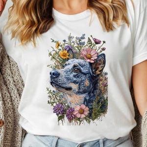 Przystojny Blue Heeler | Portret australijskiego psa pasterskiego z akcentami kwiatowymi | Natychmiastowe pobranie PNG