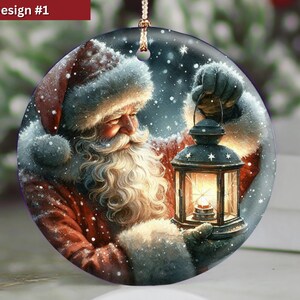 Puede incluir: Un adorno redondo de cer&aacute;mica con una ilustraci&oacute;n detallada de Santa Claus con barba blanca y traje rojo, sosteniendo una linterna brillante. La escena incluye nieve cayendo sobre un fondo oscuro, con un cord&oacute;n dorado en la parte superior.