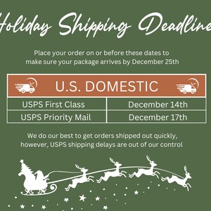 Puede incluir: Un gr&aacute;fico informativo de color verde oliva titulado Holiday Shipping Deadlines. Enumera la fecha l&iacute;mite de USPS First Class el 14 de diciembre y USPS Priority Mail el 17 de diciembre. Una silueta blanca de un trineo con renos aparece abajo.