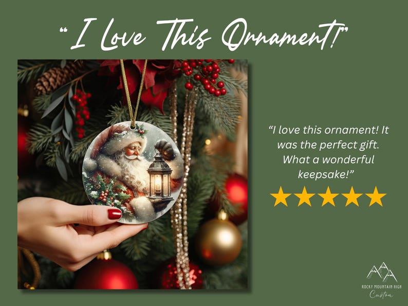 Puede incluir: Un adorno navide&ntilde;o redondo de cer&aacute;mica con una ilustraci&oacute;n detallada de Santa Claus sosteniendo una linterna brillante. El texto "I Love This Ornament!" aparece en la parte superior, y una rese&ntilde;a de cinco estrellas con el texto "I love this ornament! It was the perfect gift. What a wonderful keepsake!" se muestra junto al adorno.