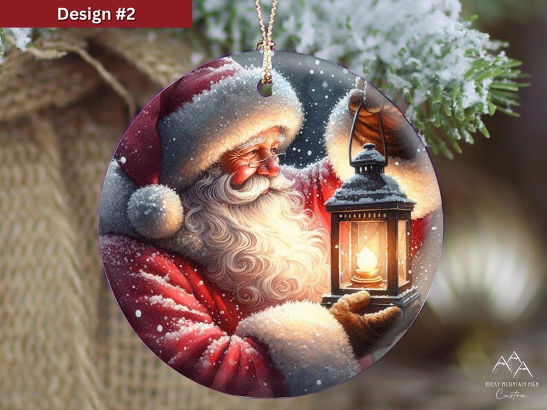 Puede incluir: Un adorno navide&ntilde;o redondo de cer&aacute;mica con una ilustraci&oacute;n detallada de Santa Claus con una larga barba blanca, vistiendo un traje rojo con ribete de piel blanca, sosteniendo una linterna negra con una luz brillante sobre un fondo nevado.