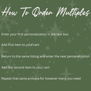 Puede incluir: Un gr&aacute;fico de instrucciones verde oliva con patrones de copos de nieve blancos y el texto How To Order Multiples. Enumera cinco pasos numerados en c&iacute;rculos blancos para a&ntilde;adir art&iacute;culos personalizados al carrito, terminando con el logotipo.