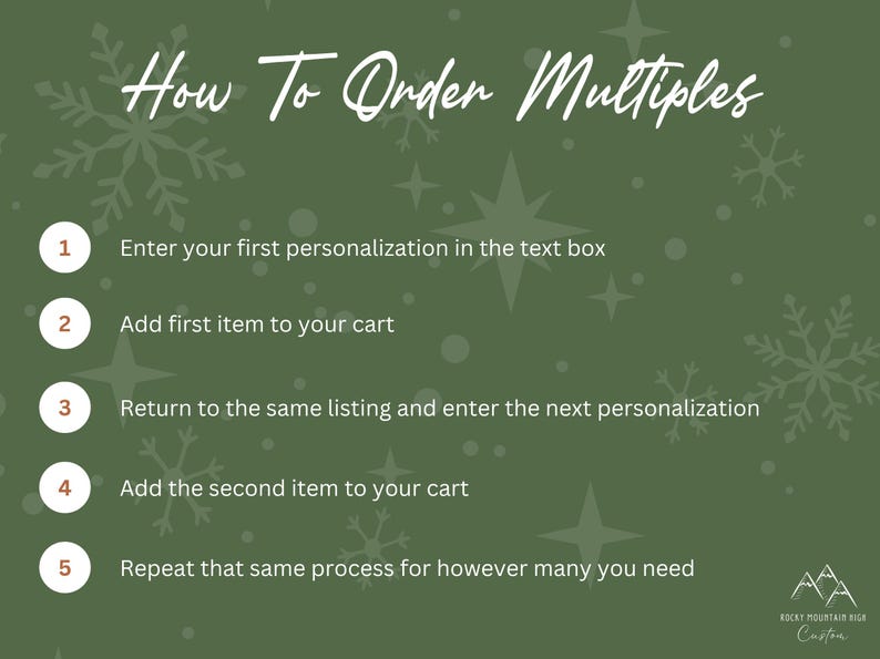 Puede incluir: Un gr&aacute;fico de instrucciones verde oliva con patrones de copos de nieve blancos y el texto How To Order Multiples. Enumera cinco pasos numerados en c&iacute;rculos blancos para a&ntilde;adir art&iacute;culos personalizados al carrito, terminando con el logotipo.