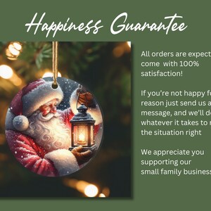 Puede incluir: Un adorno redondo de cer&aacute;mica con una ilustraci&oacute;n detallada de Santa Claus con traje rojo y ribete de piel blanca, sosteniendo una linterna brillante en un entorno nevado. El texto dice Happiness Guarantee, All orders are expected to come with 100% satisfaction!