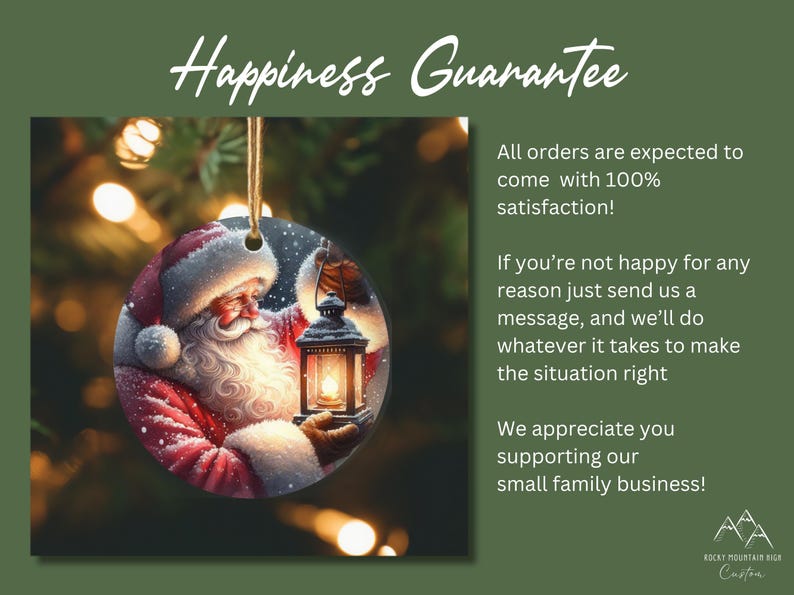Puede incluir: Un adorno redondo de cer&aacute;mica con una ilustraci&oacute;n detallada de Santa Claus con traje rojo y ribete de piel blanca, sosteniendo una linterna brillante en un entorno nevado. El texto dice Happiness Guarantee, All orders are expected to come with 100% satisfaction!