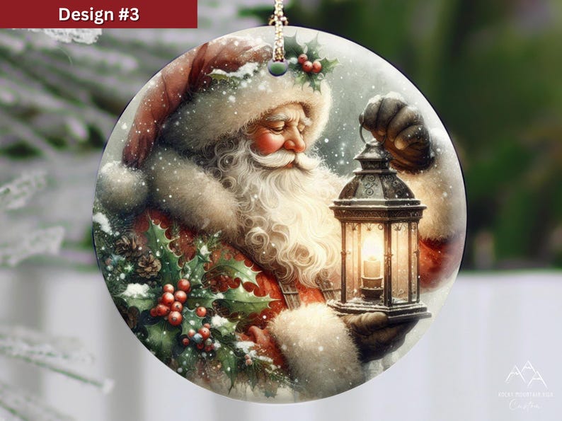 Puede incluir: Un adorno navide&ntilde;o redondo de cer&aacute;mica con una ilustraci&oacute;n detallada de Santa Claus con una larga barba blanca, vistiendo un abrigo y gorro rojos con ribete de piel blanca, sosteniendo un farol encendido y decorado con acebo y bayas rojas.