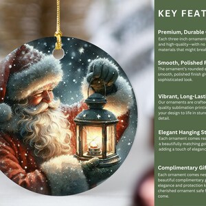Puede incluir: Un adorno navide&ntilde;o redondo de cer&aacute;mica con una ilustraci&oacute;n detallada de Santa Claus sosteniendo un farol brillante en un entorno nevado. El adorno tiene un acabado liso y pulido e incluye un cord&oacute;n dorado para colgar en la parte superior.