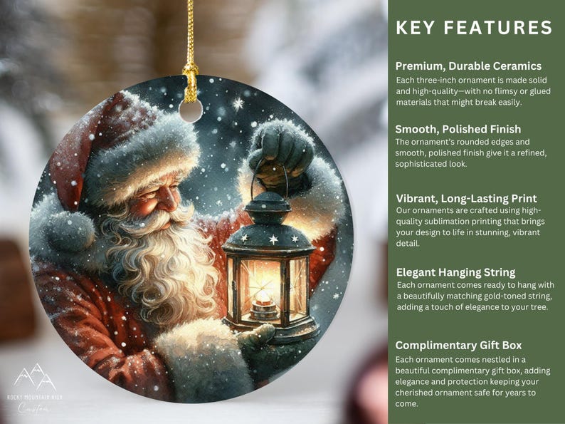 Puede incluir: Un adorno navide&ntilde;o redondo de cer&aacute;mica con una ilustraci&oacute;n detallada de Santa Claus sosteniendo un farol brillante en un entorno nevado. El adorno tiene un acabado liso y pulido e incluye un cord&oacute;n dorado para colgar en la parte superior.