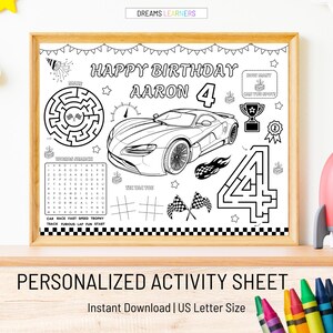 Könnte beinhalten: Schwarz-weiß personalisiertes Aktivitätsblatt mit Rennwagen-Motiv. Das Blatt enthält ein Labyrinth, eine Wortsuche, Tic-Tac-Toe und eine große Zahl 4. Die Worte "HAPPY BIRTHDAY AARON 4" stehen oben.