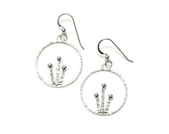 Silver Geometric Hammered Circle Earrings with Minimalist Flowers, Nature inspired modern garden earrings, Flower bouquet dangle earrings