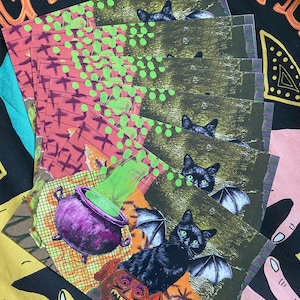 Halloween Postkarten mit einer Katze, einem Kessel und einem Kürbiseimer, um Halloweengrüße an Deinen Brieffreund zu schreiben
