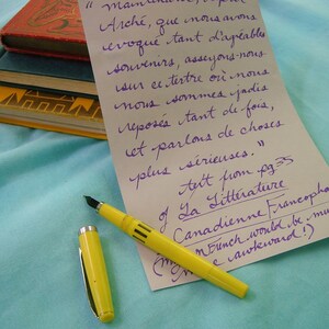 carta escrita a mano llena de arco iris y felicidad y tal vez incluso algo de arte - correo para ti o un amigo - escríbeme una carta