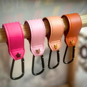Ganchos para cochecitos personalizables: accesorios elegantes y prácticos para cochecitos y sillas de paseo - Clips universales para bolsos