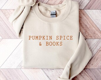 Bluza Pumpkin Spice & Books, jesienny prezent dla miłośnika książek, sweter w stylu kawy, koszulka klubu książki, wygodna jesienna koszulka latte, sezon dyni